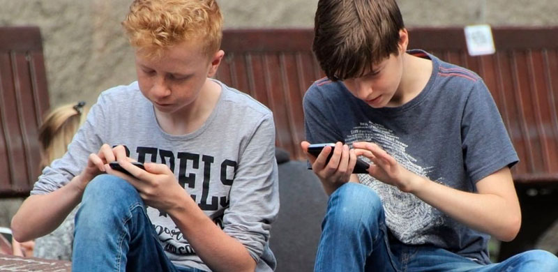 joves amb smartphone